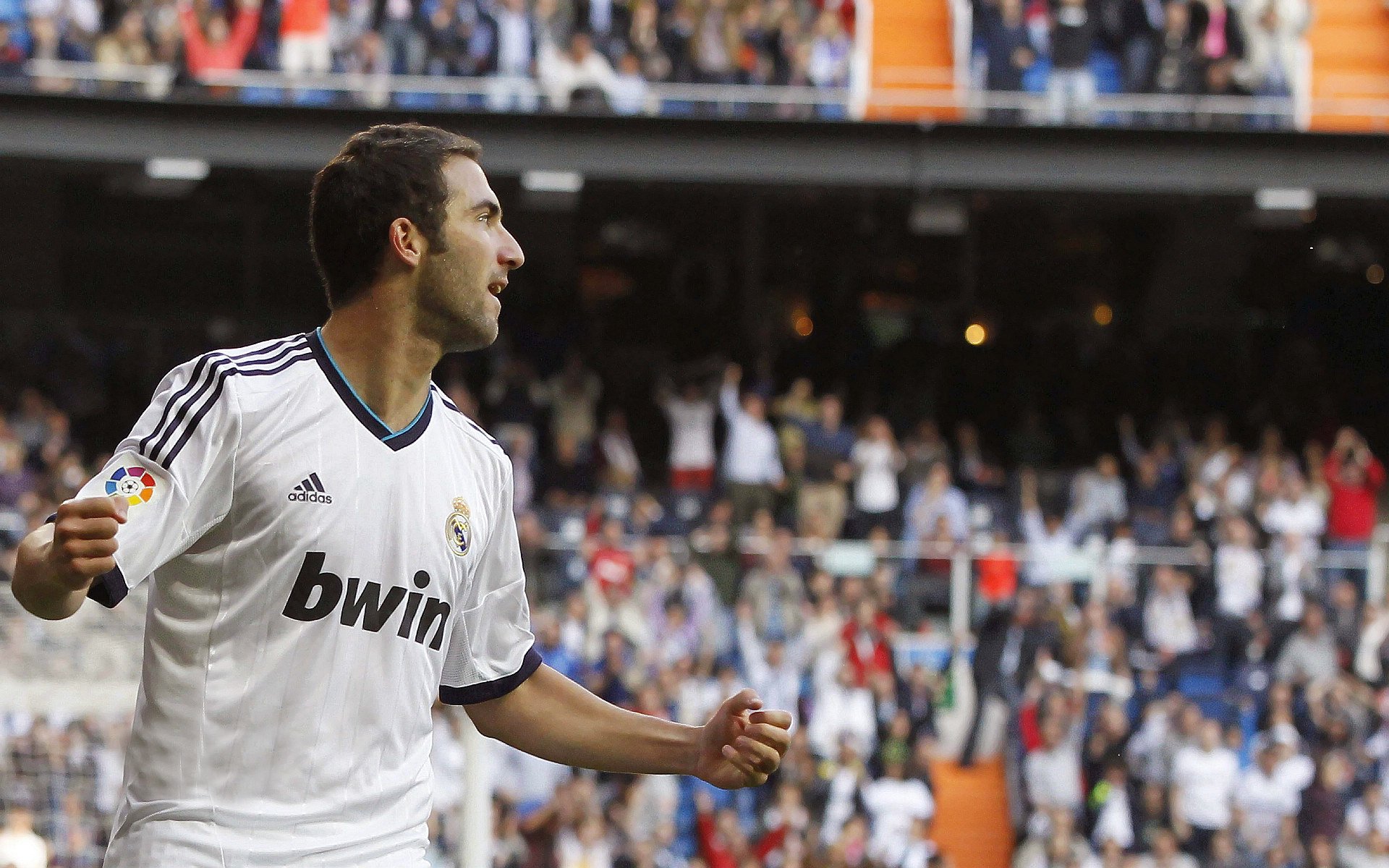 开云真人娱乐官网-简：凭借灵活的跑位和出色的带球能力，成为全黑队进攻核心