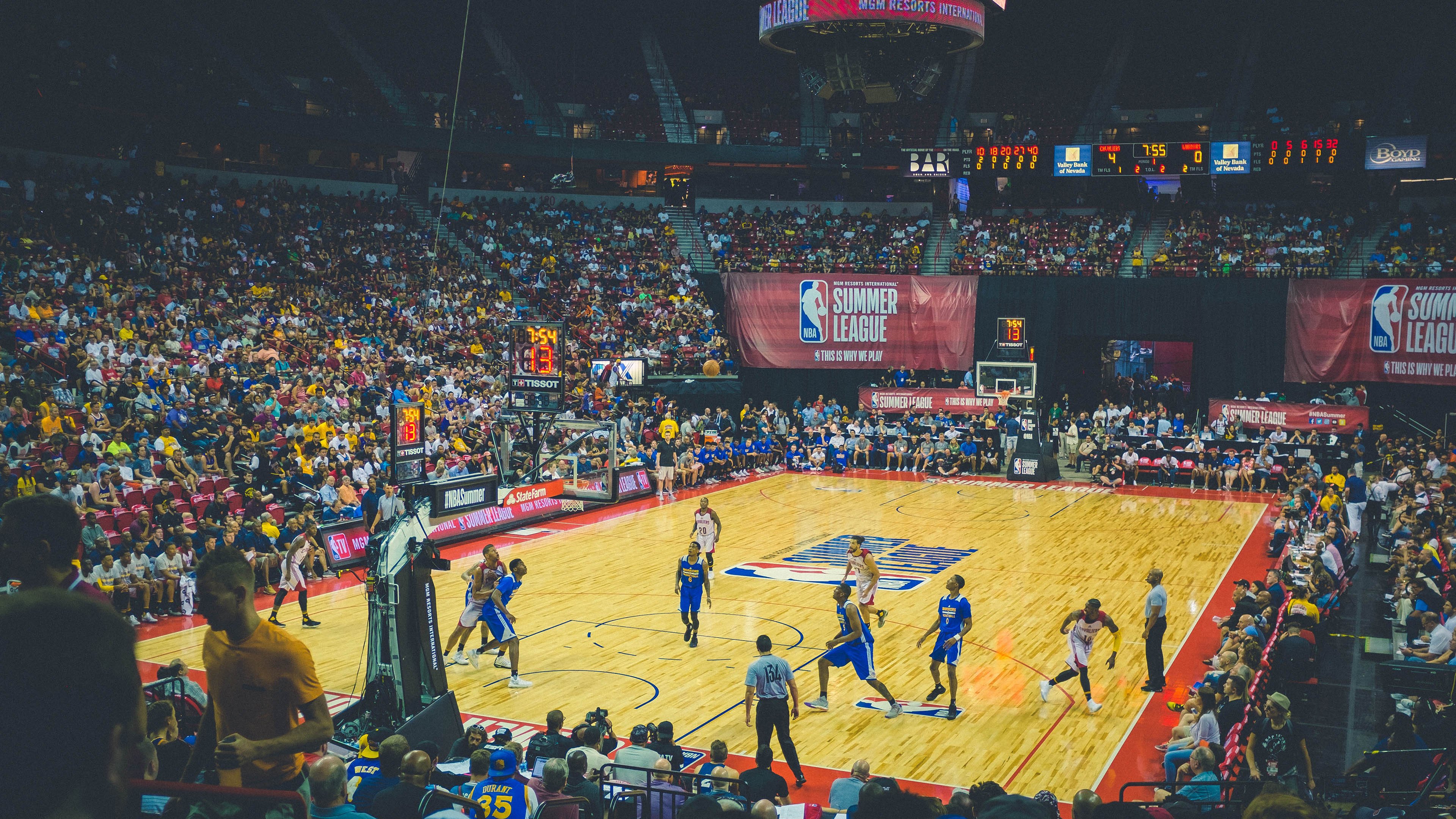 kering.com-篮网赛前组织高强度热身提升实战效率，篮网公开训练合照